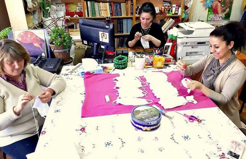 Учителки от Монтана шият предпазни маски за многократна употреба