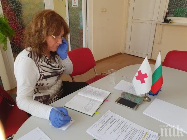 НА ВЪЗРАСТНИТЕ: Доброволци на БЧК в Пловдив доставят храна и лекарства (СНИМКИ)