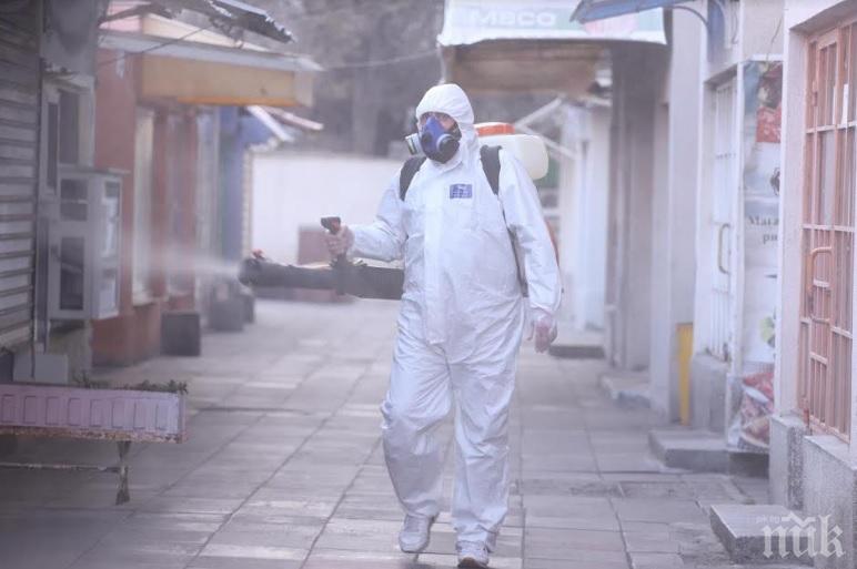 САМО В ПИК! Дезинфекцират клиентите и количките в столичен супермаркет (СНИМКИ)