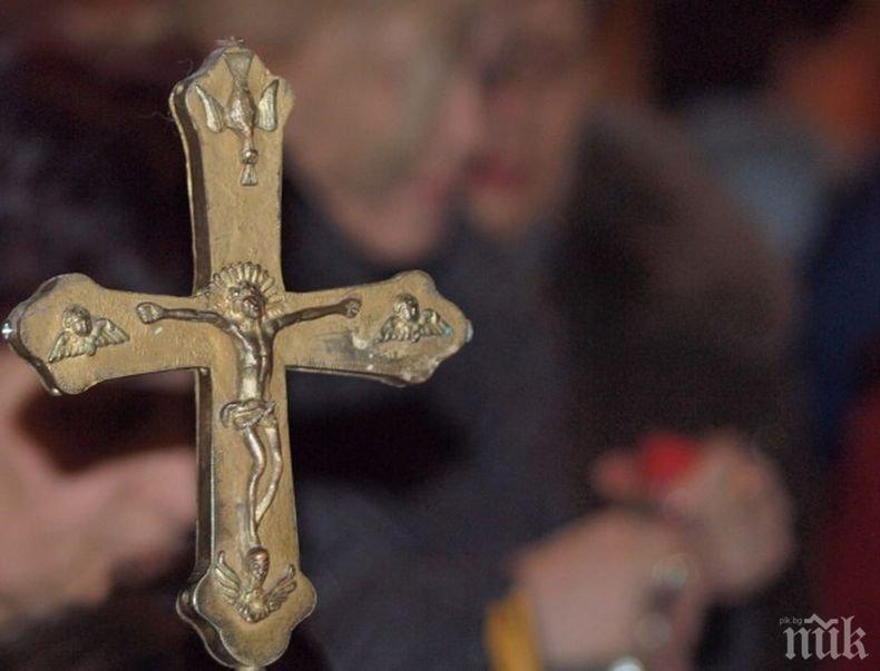 ВЯРА: Днешната неделя е особено свята - честваме паметта на велик светец и се покланяме на Светия Кръст