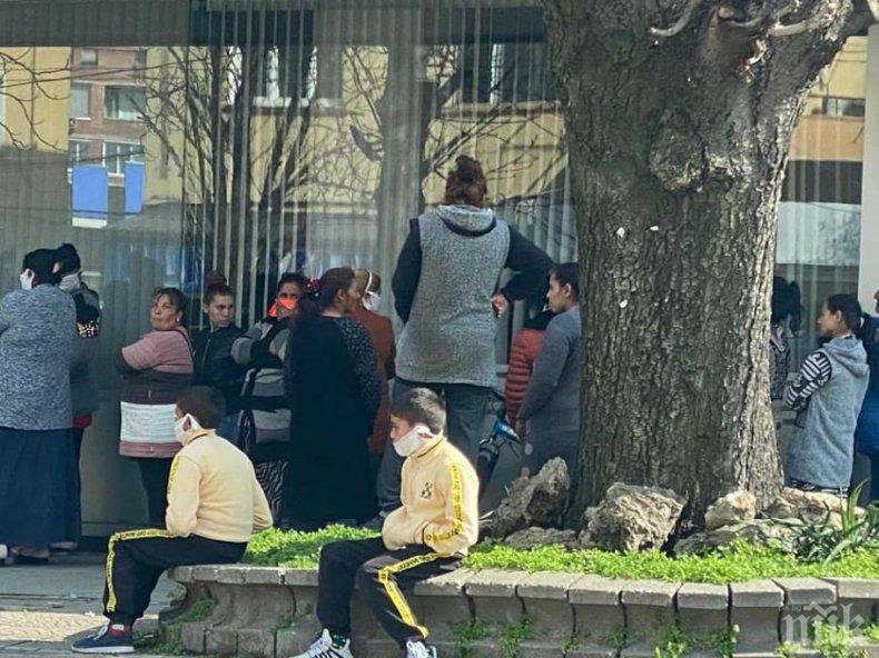 Арестуваха трима цигани пред банков клон в Пазарджик - правили се на интересни на полицаи