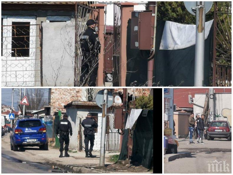 САМО В ПИК TV! Полицаи с маски в столичния квартал Христо Ботев - униформените обикалят по къщите в гетото (СНИМКИ/ВИДЕО)