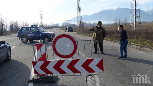 Последните автобуси с туристи напускат Банско с полицейски ескрот