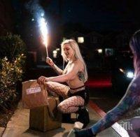 Коронавирусът остави без работа стриптийзьорки, те разкарват храна голи по домовете (СНИМКИ)