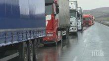 Здравният министър отмени заповедта си за стопиране на тирове от и за Турция