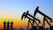 Китай се запасява с евтин нефт