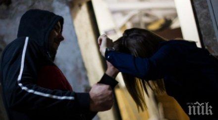 нищо спира маскиран мъж нападна ограби млада жена