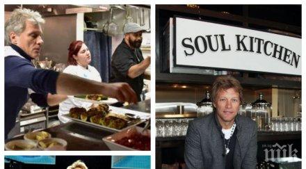 добрият пример рок звезда изхранва бедните време пандемията вижте джон бон джоуви мие чинии ресторанта снимка