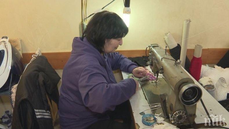 ДОБЪР ПРИМЕР: Майка и дъщеря шият безплатно маски и ги раздават