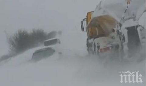 20 коли в снежен капан на пътя от Оряхово до Селановци, военни спасяват закъсалите