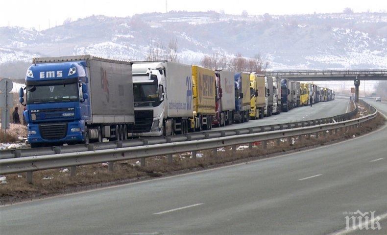 КОШМАР! Близо 50 км е колоната от тирове на „Капитан Андреево”