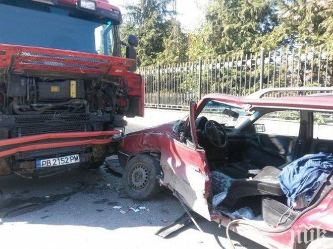 ОТ ПОСЛЕДНИТЕ МИНУТИ: Мъж загина при челен удар между кола и камион край София