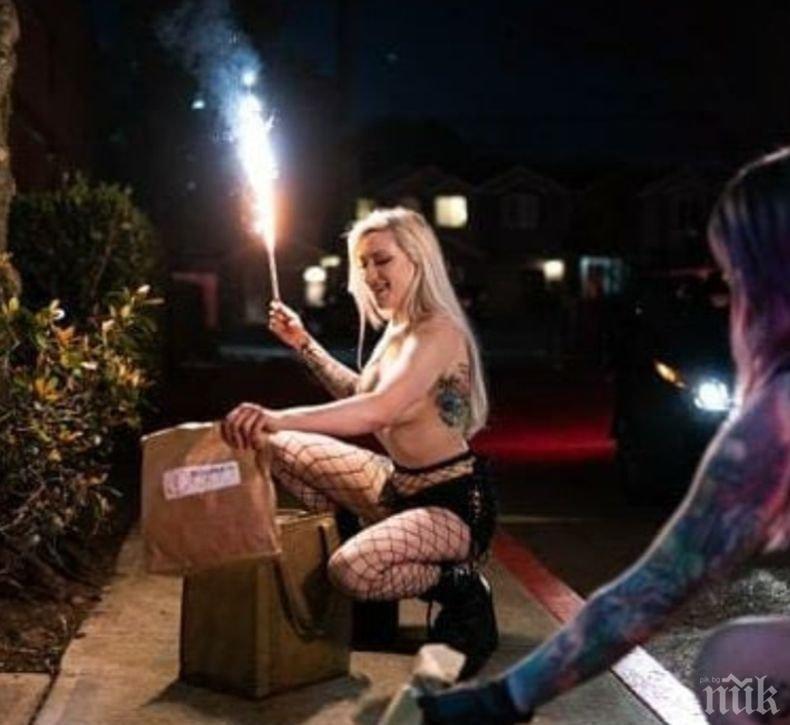 Коронавирусът остави без работа стриптийзьорки, те разкарват храна голи по домовете (СНИМКИ)