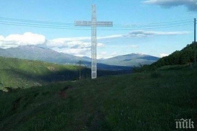 Вдигат 33-метров кръст край Нови хан