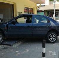 Кола се заби в моден бутик в Смолян заради разсеян шофьор