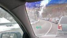 ПЪРВО В ПИК: Километрична опашка се вие на едно от КПП-тата за влизане в София (СНИМКА)