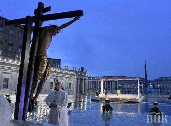 Папа Франциск с разтърсваща молитва на празния площад Свети Петър