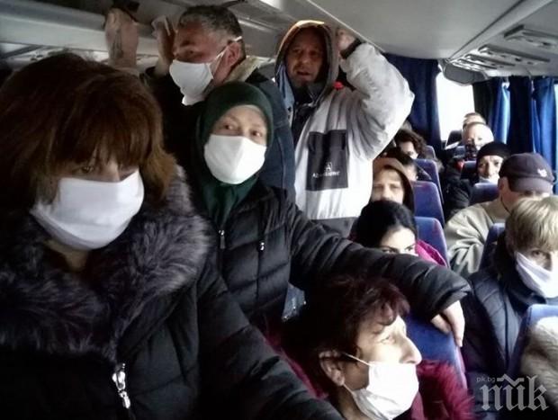 НАПРЕЖЕНИЕ! Хора се тъпчат в малки автобуси, нелегални таксита им обират пътниците, а превозвач плаши: Спирам рейсовете от понеделник