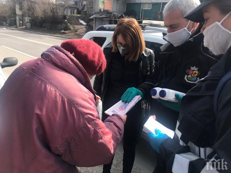 Йорданка Фандъкова лично разнася храна и лекарства на възрастни хора (СНИМКИ)