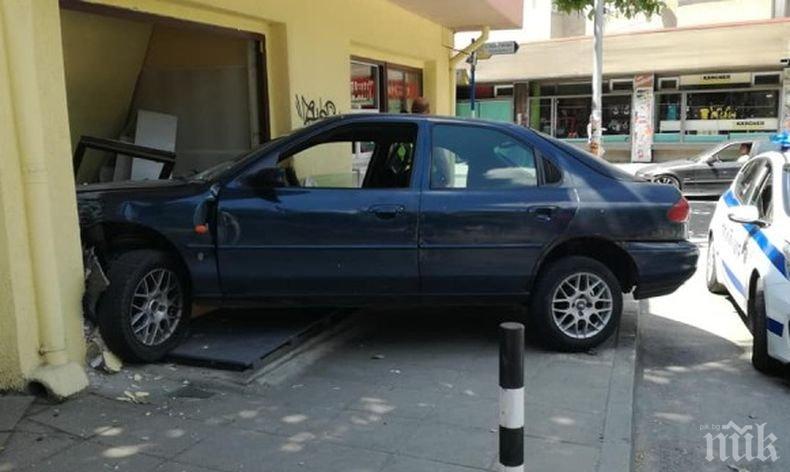 Кола се вряза в магазин за мартеници в Пловдив