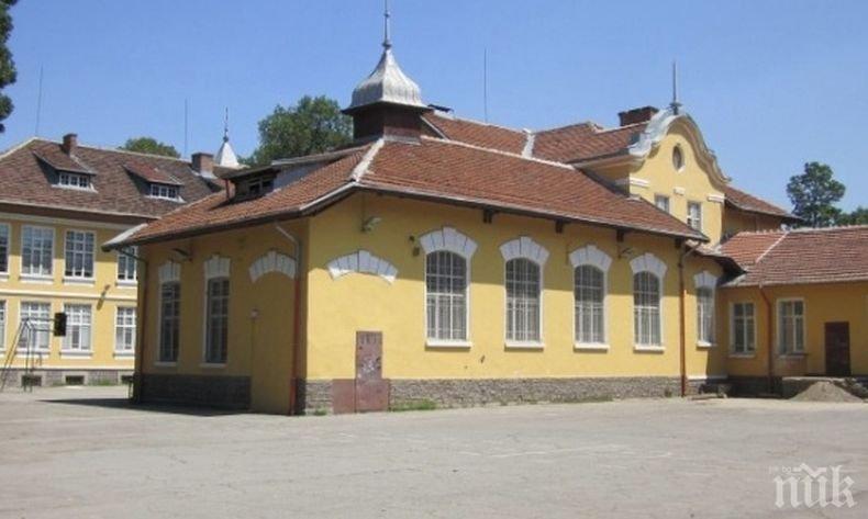 Столично училище с готовност и за материална помощ на учениците по време на извънредното положение