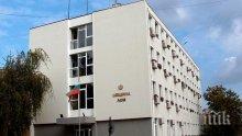 Десетки се молят за заразения с коронавирус ромски пастор от Лом