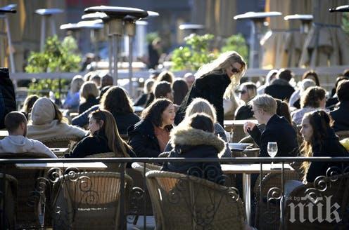 На фона на пандемията: В Швеция продължават да се разхождат по паркове и ресторанти