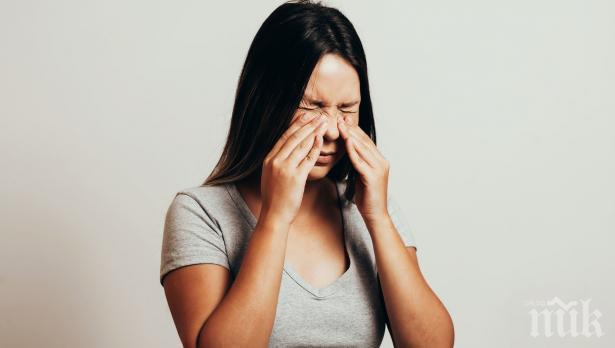 Пипаме лицето си 23 пъти на час - защо е толкова трудно да не го правим