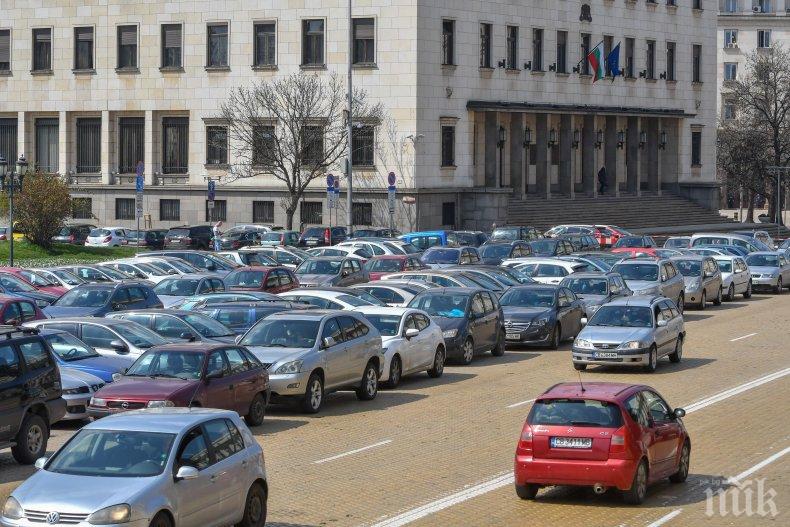 Местата за платено паркиране в София се препълниха (СНИМКИ)
