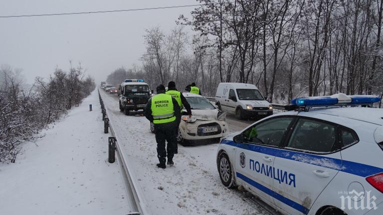 ОТ ПОСЛЕДНИТЕ МИНУТИ: ТИР се обърна на Е-79 между Мездра и Ботевград, трафикът е затруднен
