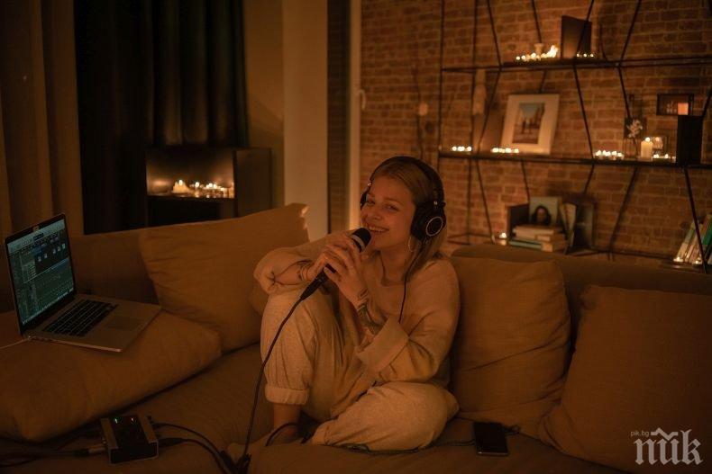 Фенове от 30 държави гледаха концерта на загасени лампи на Виктория