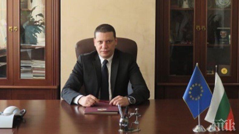 Илиан Тодоров: Срам ме е от българските здравни работници, които в алчността си дезертираха към Австрия, за да се борят срещу COVID-19! Поклон пред тези лекари, които водят денонощна и неравностойна война със заразата на българска земя!
