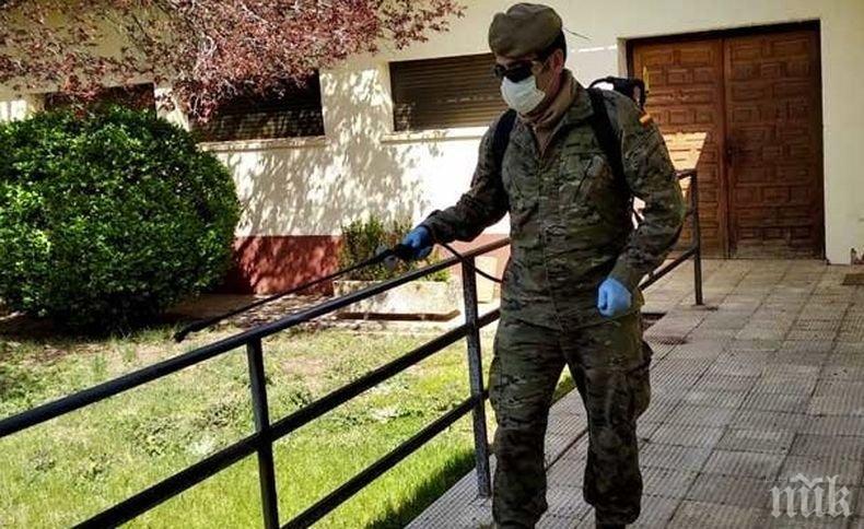 Испанската армия дезинфекцира домовете за възрастни хора