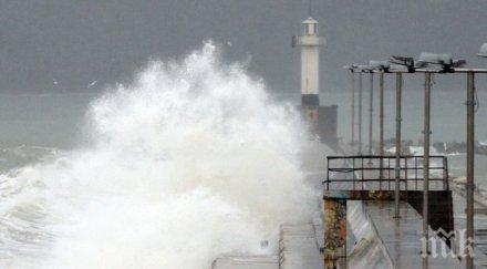 последните минути силен вятър затвори пристанище варна