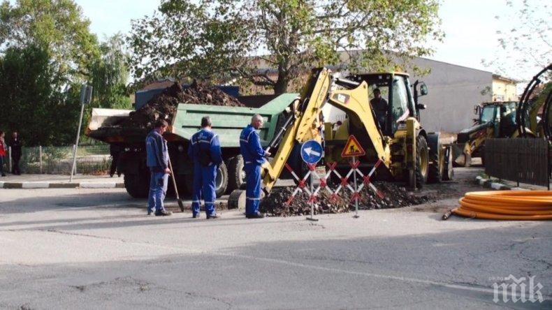 ПИОНЕРИ: Пуснаха газ на село Кабиле, без да копаят