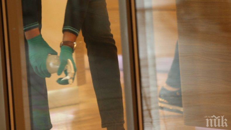 Доброволци към общината в Сливен дезинфекцират входовете на жилищните сгради