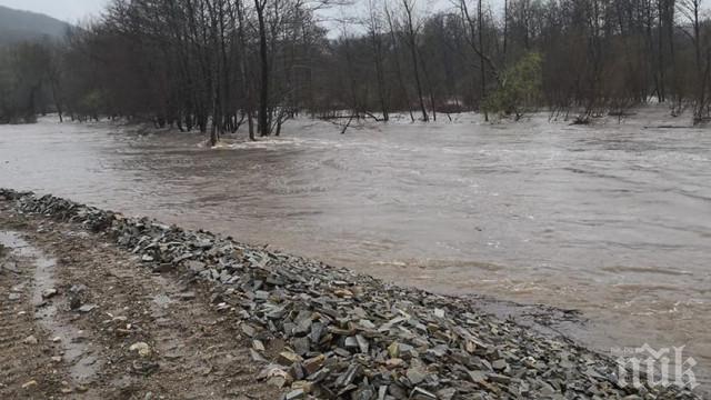 ТРЕВОГА! Язовир Ивайловград прелива до часове