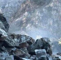 Скално свлачище прекъсна пътя Девин - Кричим