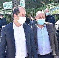 Проф. Кантарджиев посети пазарите във Враца: Опасно е някой да не е кашлял или кихал при козунаците, трябва да са пакетирани