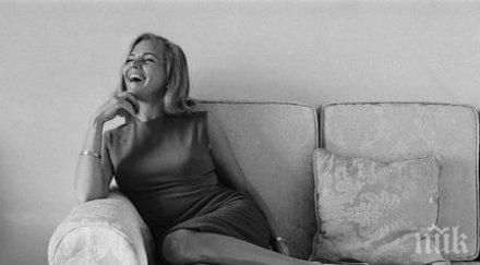 почина едно момичетата джеймс бонд