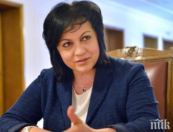 САМО В ПИК И РЕТРО: Корнелия на маникюр по време на карантина (СНИМКА)