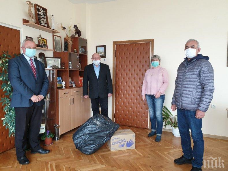 Общински съветници от ГЕРБ дариха средства за медиците на първа линия в област Кърджали