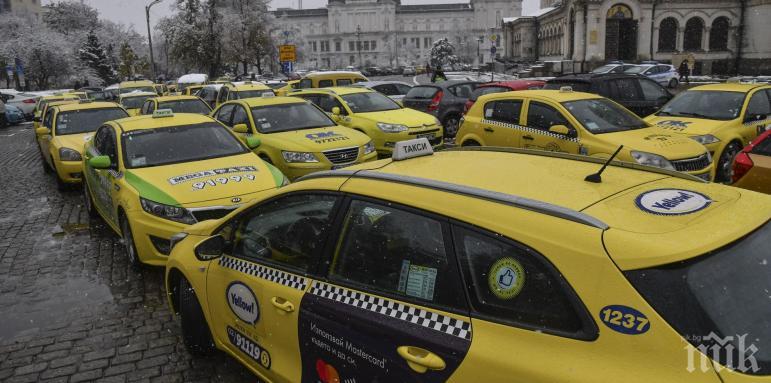 Таксиметрови шофьори окупираха жълтите павета
