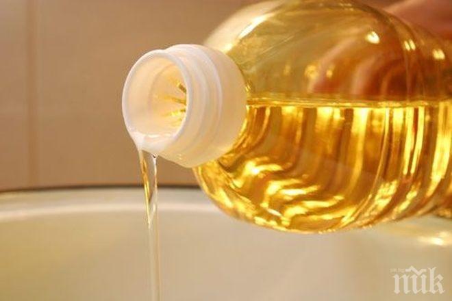 НЯМАТ СИ ДРУГА РАБОТА: Учени изчислиха идеалния ъгъл за сипване на олио в тигана