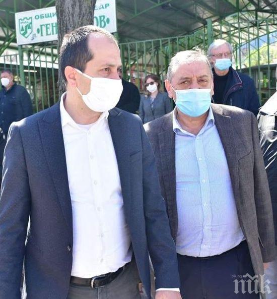 Проф. Кантарджиев посети пазарите във Враца: Опасно е някой да не е кашлял или кихал при козунаците, трябва да са пакетирани