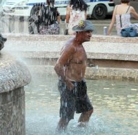 Палав протестиращ се изкъпа във фонтана пред президентството (снимки)