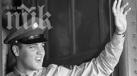 продават военната униформа елвис пресли