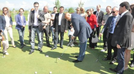 бойко играе голф банско