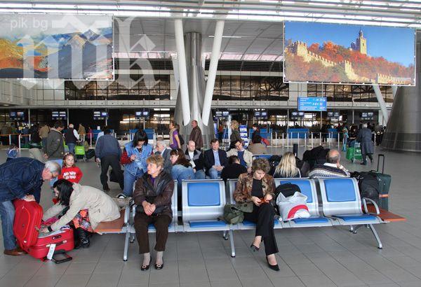 Вдигат таксите на летище София