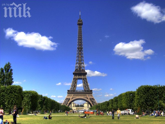 Евакуираха хора на Айфеловата кула заради бомбена заплаха